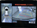 パノラミックビューモニター付きです。車両を上から見たような映像をディスプレイオーディオ画面に表示。運転席からの目視だけでは見にくい、車両周辺の状況をリアルタイムでしっかり確認できます。