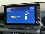 パーキングセンサーシステムは走行中に障害物が迫ると音と表示でお知らせ、低速走行時時の安心感を高めます