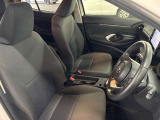 運転席の画像です。足元やシートまわりに余裕があり、リラックスした姿勢で運転が可能です。視界も良好で操作系へのアクセスもしやすく、快適で安心感のあるドライブをサポートします。