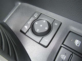 駐車時や狭い道でのすれ違い時に気を使うミラー。電動格納式ドアミラーはそんな時に便利です。