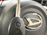 【キーレス】少し離れた場所からでもボタン一つでドアの開錠・施錠ができるのでとっても便利!ドアの鍵穴周りに傷をつけることもありません♪