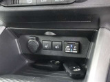 運転席と助手席にシートヒーターが付いてます。