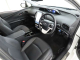 シンプルで使いやすいデザインの運転席です。