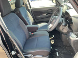 運転席まわりです。実際に座ってみて、乗り心地を体験してみてください,視界も良好です
