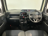 【インパネ】運転のしやすさを最優先に設計された見晴らしの良いフロントビュー。車両間隔が掴みやすく狭い道でも安心♪「安全」と「品質」を最優先に、安心してお乗りいただけるクルマを提供いたします。