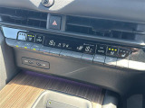 【オートエアコン】車内温度を感知して自動で温度調整をしてくれるのでいつでも快適な車内空間を創り上げます。