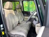 運転席シート廻りは使用感も少なく、良好な状態となっています。前オーナー様が丁寧に使っていたことがよくわかりますね。