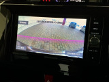 リバースギアに入れるだけで後方の表示へ切り替わります。夜間や雨の日の駐車も楽になりますよ。