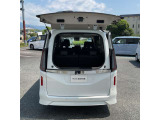 ガラスだけ開くデュアルバックドアがついていますので後ろに車が停まっていても荷物の積み下ろしが出来ます。