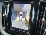 【360&deg;ビューカメラ】4台の高解像度カメラで360度の鳥瞰図を表示。隣の車や壁、死角にある障害物などを画面で確認できるため、狭いスペースでの駐車・出入りも安心です。