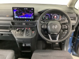 【ハンドル】運転にかかわる様々な操作を安全に行えるように視点移動が少なく操作性に配慮されたスイッチ類が凝縮されたコックピットです。
