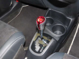 誤操作の少ないゲート式シフトレバーを装備しております。