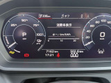 低走行車両入庫!レイアウトはステアリングスイッチで切り替えでき運転に集中しながら必要な情報を瞬時に得ることが可能です。