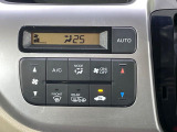 【オートエアコン】一度お好みの温度に設定すれば、車内の温度を検知し風量や温度を自動で調整。暑い&hellip;寒い&hellip;と何度もスイッチ操作をする必要はありません。快適な車内空間には必須の機能ですね♪