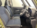 ゆったりと座れる運転席シートですのでストレスなく運転が出来ますよ!