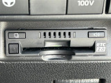 【ETC2.0(DSRC/ITSスポット)】ETCカードを挿入すれば料金所はノンストップで通過できます。ETC限定の割引や、高速道路の情報提供サービスを利用できます。