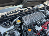 【STIタワーバー】お車の剛性を高めるタワーバーを装備。よりスムーズなコーナリング走行が可能となり、走りも楽しめます。