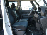 運転席はほどよくホールド感のある形状をしておりますので、運転がしやすいです。