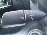 【オートワイパー(AUTO)】雨が降り出した時に、雨滴検出用センサー(レインセンサー)が雨滴を感知すると、自動でワイパーが動作します。