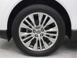 19インチアルミホイール(スーパークロームメタリック塗装)が装着されています。タイヤサイズ225/55R19