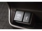 USBオーディオ用ソケットがついていますので携帯電話などを接続すれば音楽等の再生が可能です!