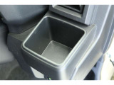 【カップホルダー】缶ジュースやペットボトルなどを置いたり、ちょっとした小物入れにもなります。
