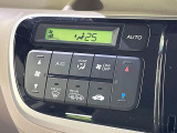 【オートエアコン】一度お好みの温度に設定すれば、車内の温度を検知し風量や温度を自動で調整。暑い&hellip;寒い&hellip;と何度もスイッチ操作をする必要はありません。快適な車内空間には必須の機能ですね♪