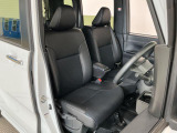 【運転席・助手席】内装ルームクリーニング済みです。しっかり綺麗にしていますので、是非、お確かめください。車に自信があるからこそ、是非一度ご来店頂き内外装も見てもらえると幸いです。