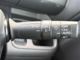 【オートライト(AUTO)】外の明るさをシステムが感知して、自動でヘッドライトが点灯します。ヘッドライトをつけ忘れを防ぐ便利機能です。