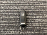 スマートキー付。キーを取り出さなくてもドアロックの施錠・開錠、エンジンの始動が出来ます。雨の日や荷物の多い日にとても便利ですね。