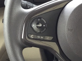 ステアリングのスイッチで通話操作が可能。手を離さずに使えるので安心して運転できます。