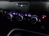 オートエアコンは左右席で独立温度コントロールが可能です。シートヒーター付きで、冷えた車内でもスイッチを押せば数秒で座面と背もたれがあたたかくなります。
