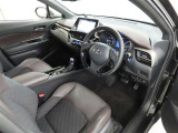 シンプルで使いやすいデザインの運転席です。