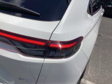 特徴的なデザインで後方からの確認しやすいLEDリアコンビネーションランプ