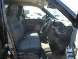 運転席シートには手動式のシートリフター機能が備わっています。