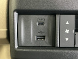 スマートフォンなどの充電に便利なUSBジャック。運転席からも助手席からも使いやすいです。