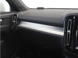 ダッシュボードに収められたアーバングリッド・アルミニウム・パネルが、XC40 Momentumのインテリアにモダンな雰囲気をもたらします。