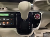 CVT車のセレクトレバーです。低速から高速まで、変速ショックのないスムーズな走りを実現するとともに、エンジン効率のよい領域を維持することで燃費にも貢献します。