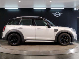 ☆MINIの車の始まりは大人四人がギリギリ乗れるコンパクトな車です!!今となっては3ナンバーですが、もともとは5ナンバーの車でした!!