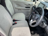 運転席まわりです。実際に座ってみて、乗り心地を体験してみてください,視界も良好です