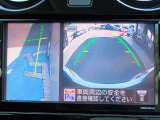 サイドブラインドモニターは、障害物などの確認を補助するシステムです。前進、右左折するときは直接目で周囲の安全を確認し、ゆっくりした速度で運転してください。また、左折時には内輪差に注意してください。