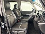 乗降がしやすい運転席。高さが調節できて小柄な方でも運転しやすいポジションをとることができます。