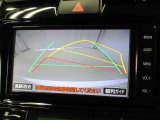 バックでの車庫入れはハンドルと連動したガイドラインが出る「バックガイドモニター」がサポートいたします。