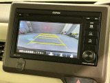 リバースギアに入れるだけで後方の表示へ切り替わります。夜間や雨の日の駐車も楽になりますよ。