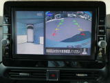 ギアを『R』に入れるとナビ画面に、まるで雲の上から覗いているような映像が映り、駐車をサポートしてくれます。