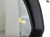 隣車線を走る車両をレーダーで検知し、ドアミラーでは確認しにくい後側方エリアに存在する車両に加え、急接近してくる車両も検知します。車両を検知するとドアミラーに搭載されたLEDインジケーターが点灯します。