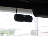 ◆車内カメラ◆前方・後方はもちろん、車内向きのカメラでも記録。左右をワイドに撮ることができ、幅寄せや側面衝突、威圧的なドライバーの危険行為など、クルマ周囲のトラブルもしっかり記録できます。