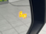 【ブラインドスポットモニター】走行中、ドアミラーの死角になりやすい箇所に後続車が接近するとサイドミラーのレンズに警告を表示!ドライバーに注意喚起をしてくれます。