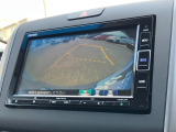 バックモニター装備。画面にて後方の確認が行えるので、バック駐車や車庫入れの際には重宝します。車の運転に慣れない方でも安心のガイドライン表示機能付。