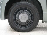 ◆純正ホイール装着車◆シンプルなデザインのホイールキャップ付きです。